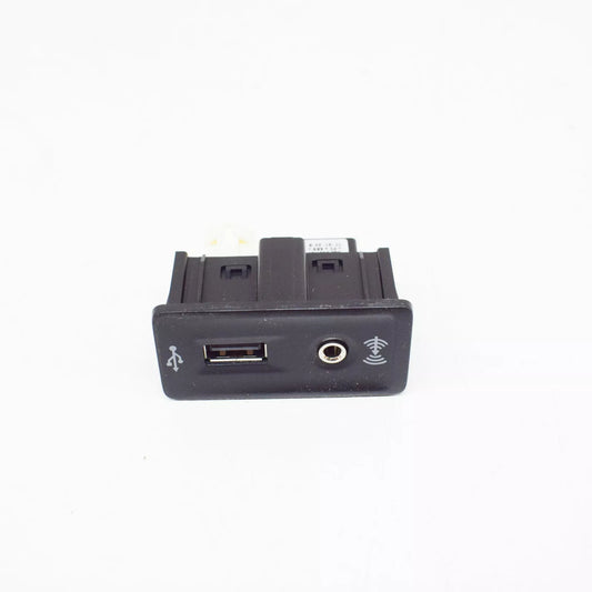 NEW VOLKSWAGEN GOLF MK7 USB AND AUX-IN CONNECTION 5G0035222C