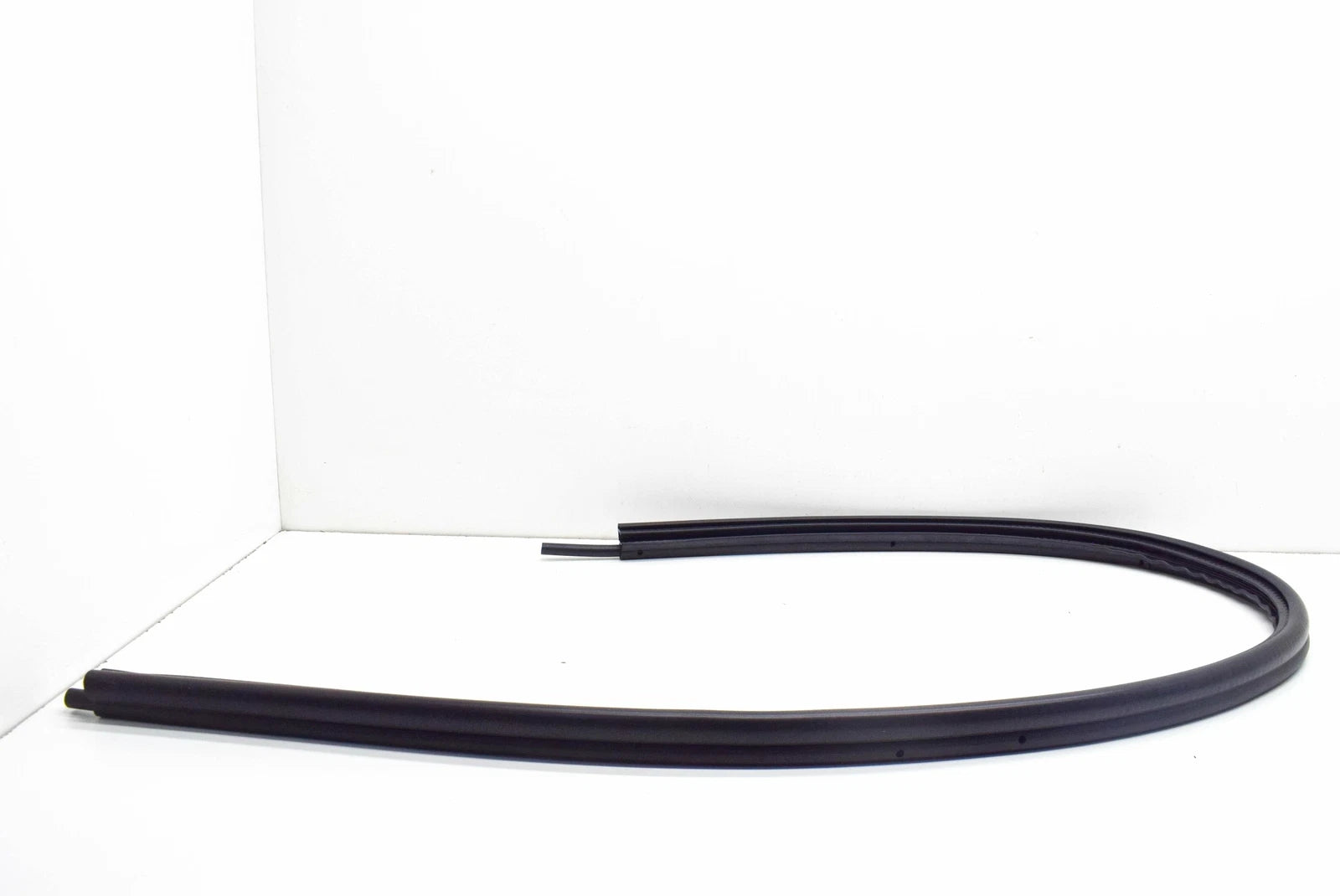 NEW BMW Z4 ROADSTER E85 FRONT RIGHT DOOR WEATHERSTRIP 51727125652 ORIGINAL