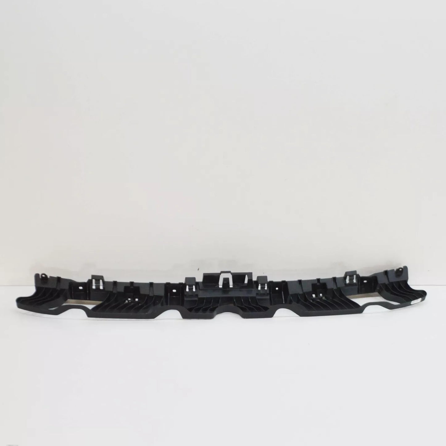 NEW VW JETTA A7 REAR BUMPER CENTRE BRACKET SECURING STRIP 17A807863 ORIGINAL