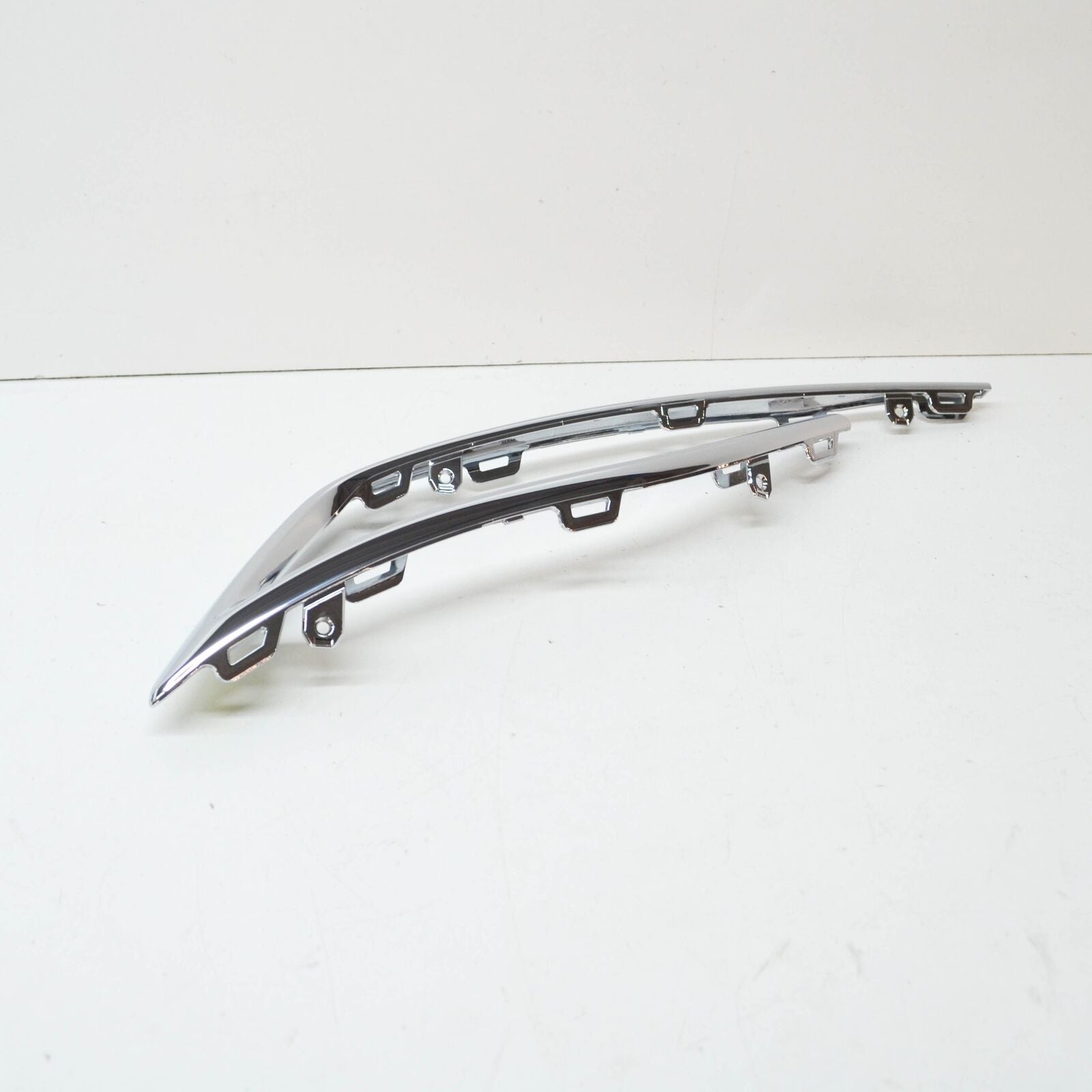NEW VW GOLF MK8 CD REAR BUMPER LEFT DECORATIVE TRIM CHROME 5H68533312ZZ ORIGINAL