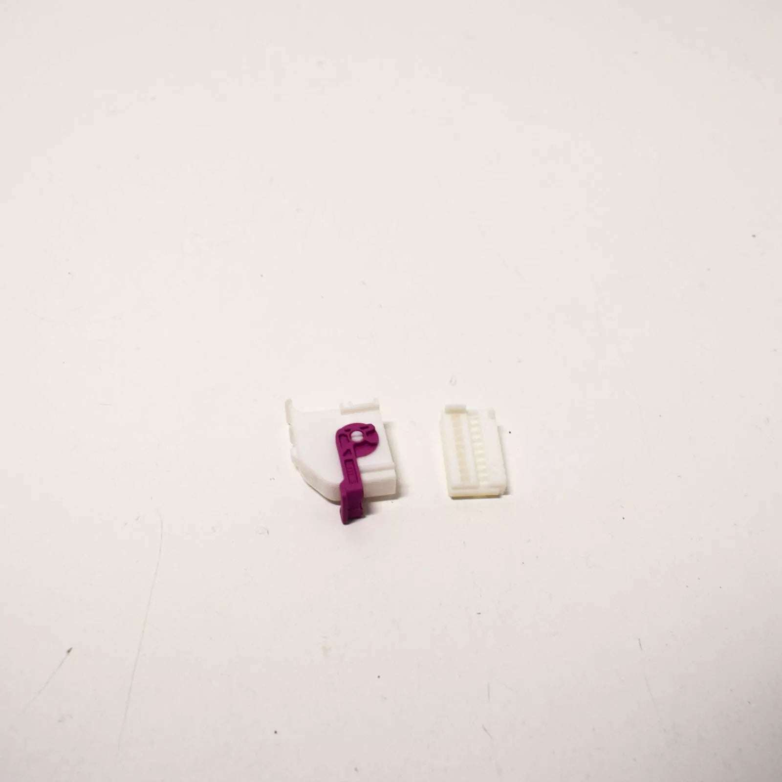 NEW VOLKSWAGEN PHAETON 3D FLAT CONTACT HOUSING 18PIN 5Q0972718B ORIGINAL