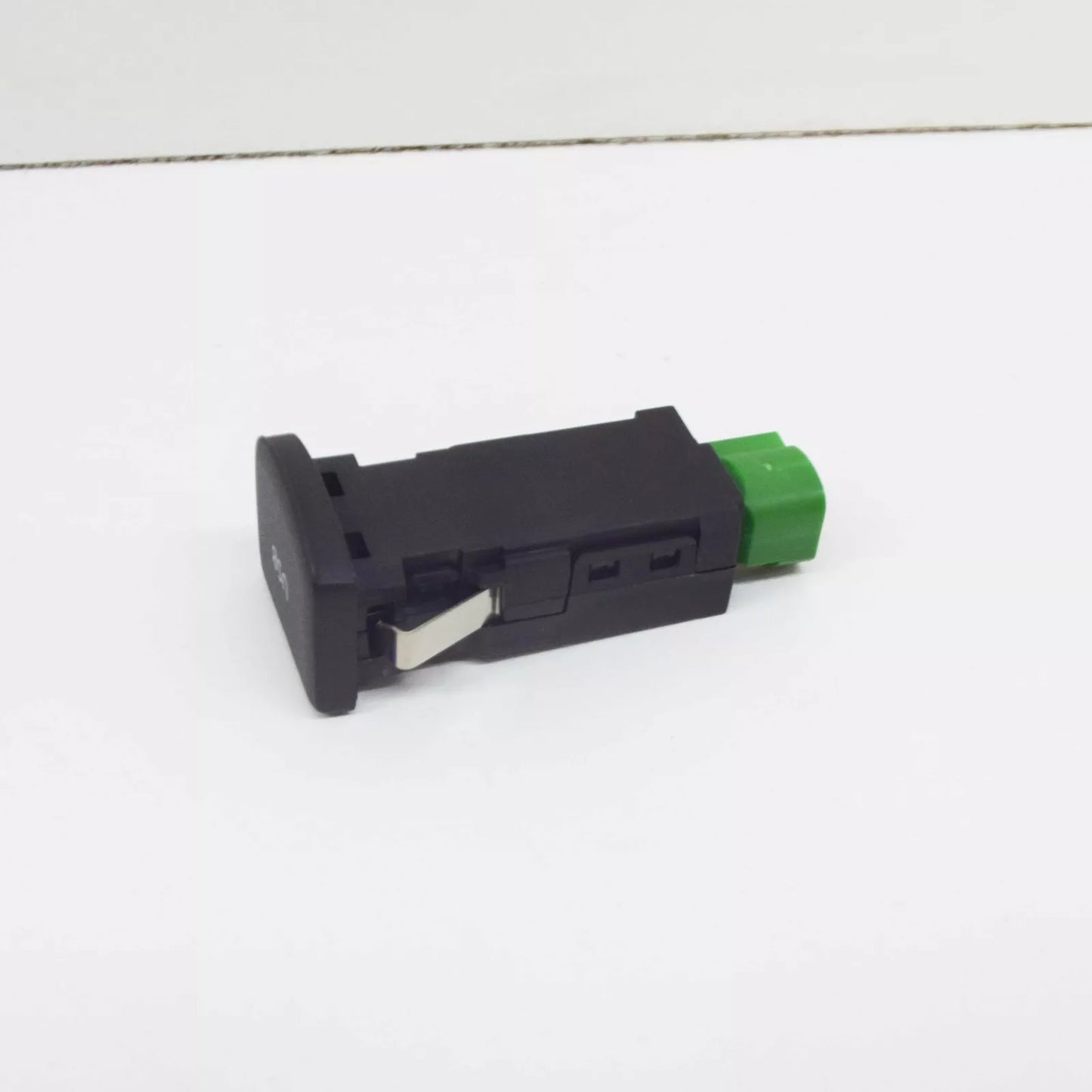 NEW VOLKSVAGEN POLO 6C USB SOCKET WITH COVER 6C0035249B