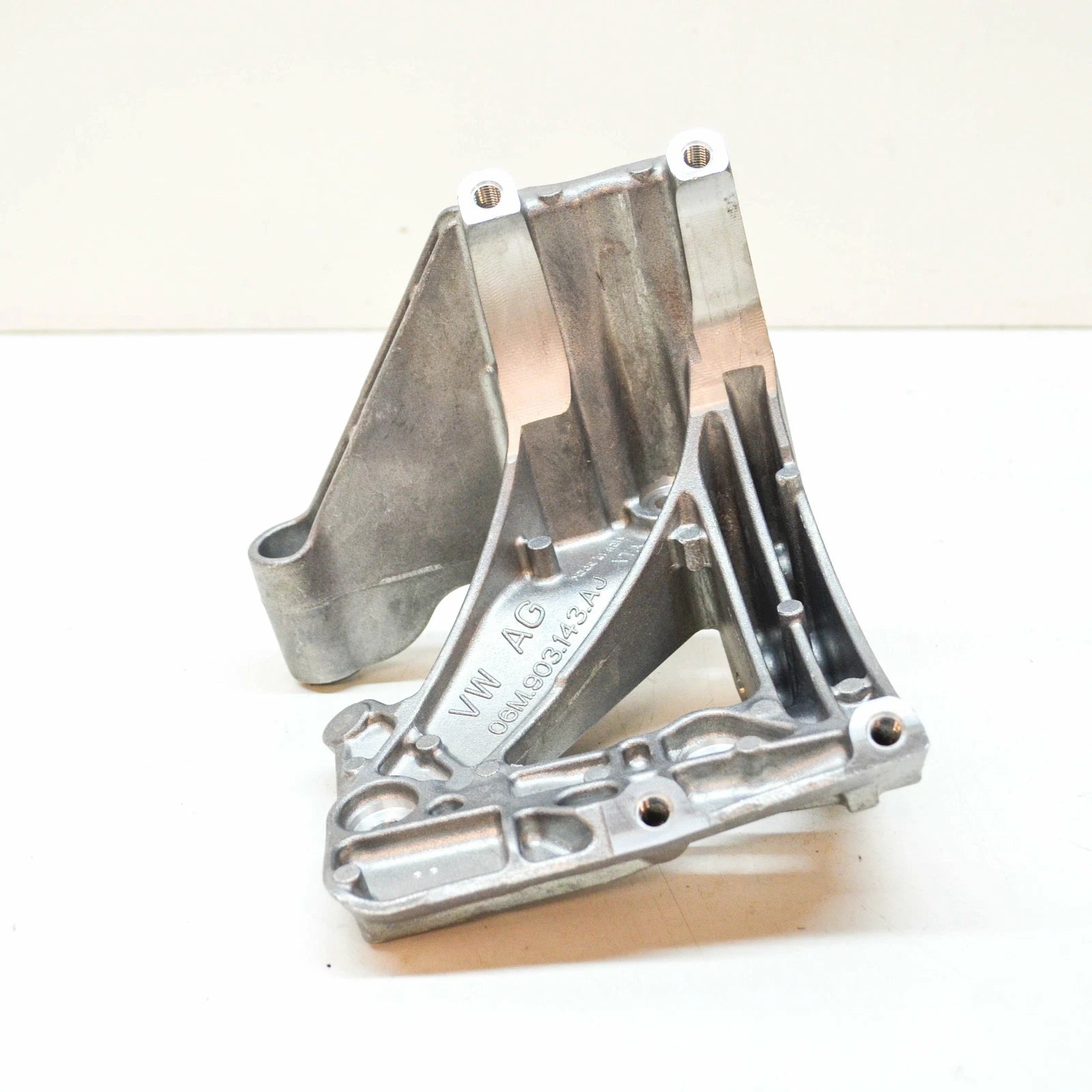 NEW AUDI Q7 4M ALTERNATOR BRACKET MOUNT 06M903143AJ