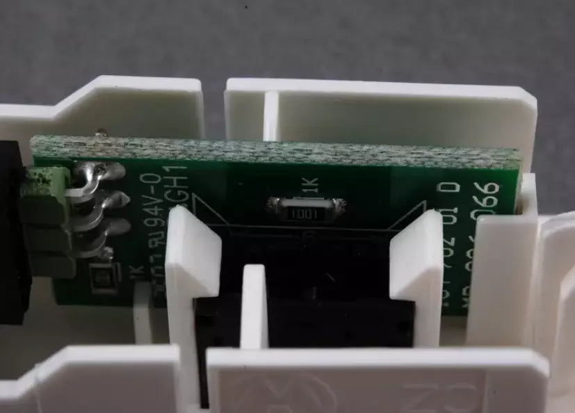 NEW VOLKSWAGEN GOLF 1K MK5 AUX IN-SOCKET 1K0035724B ORIGINAL