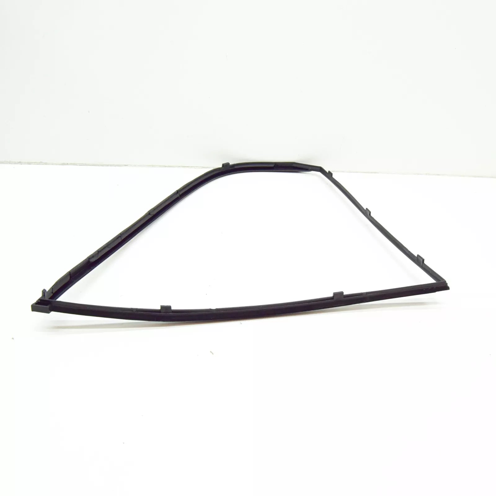 NEW BMW 5 E39 REAR RIGHT DOOR QUARTER WINDOW FRAME 51348186184 8186184 ORIGINAL