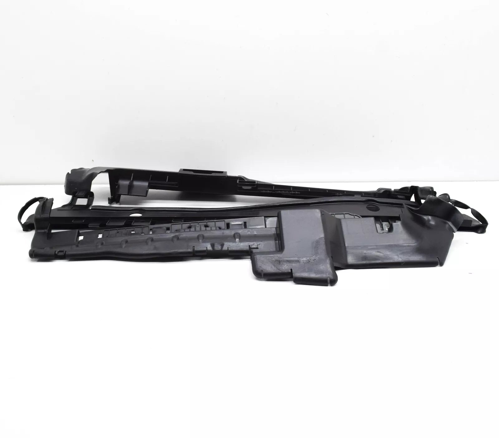 NEW MERCEDES-BENZ EQC RADIATOR AIR DUCT SEGMENT A2935050100 ORIGINAL