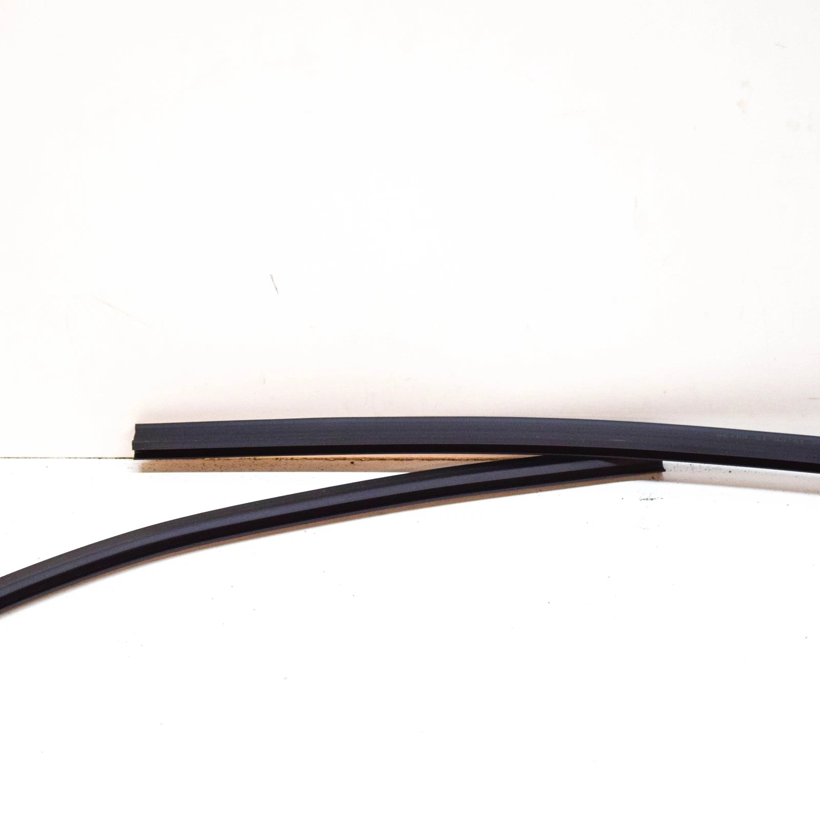 NEW BMW 3 COMPACT E46 EXTERIOR WINDSHIELD MOULDING TRIM 51318252386 ORIGINAL