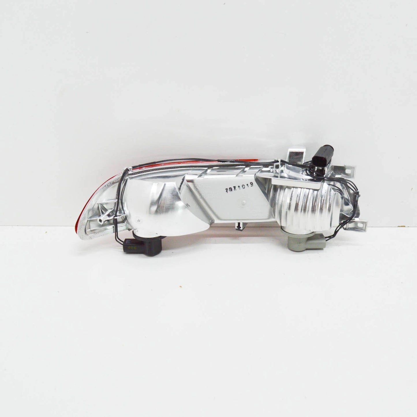 NEW BMW 6 E63 REAR BUMPER REVERSE LAMP LIGHT REFLECTOR RIGHT 63217165816