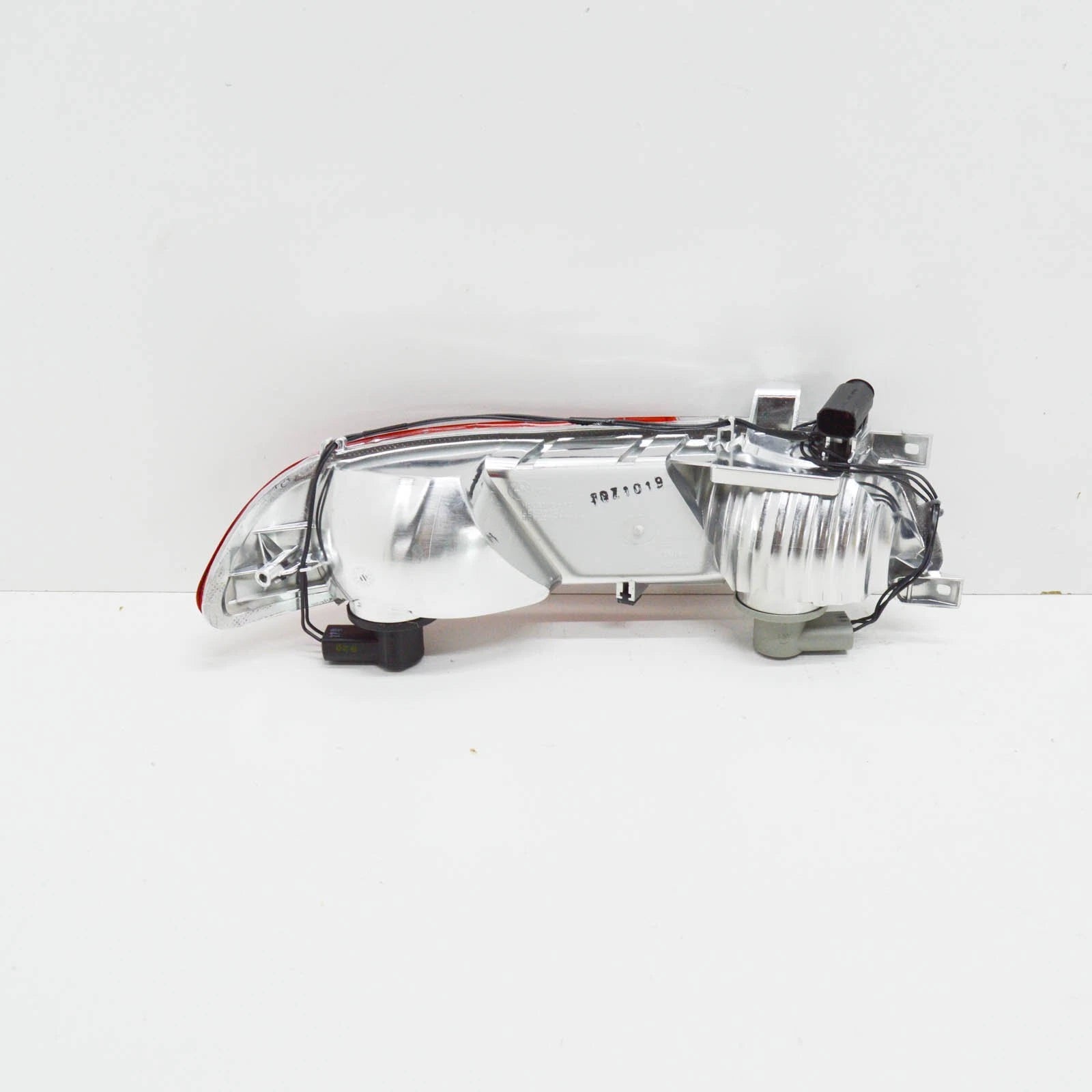 NEW BMW 6 E63 REAR BUMPER REVERSE LAMP LIGHT REFLECTOR RIGHT 63217165816