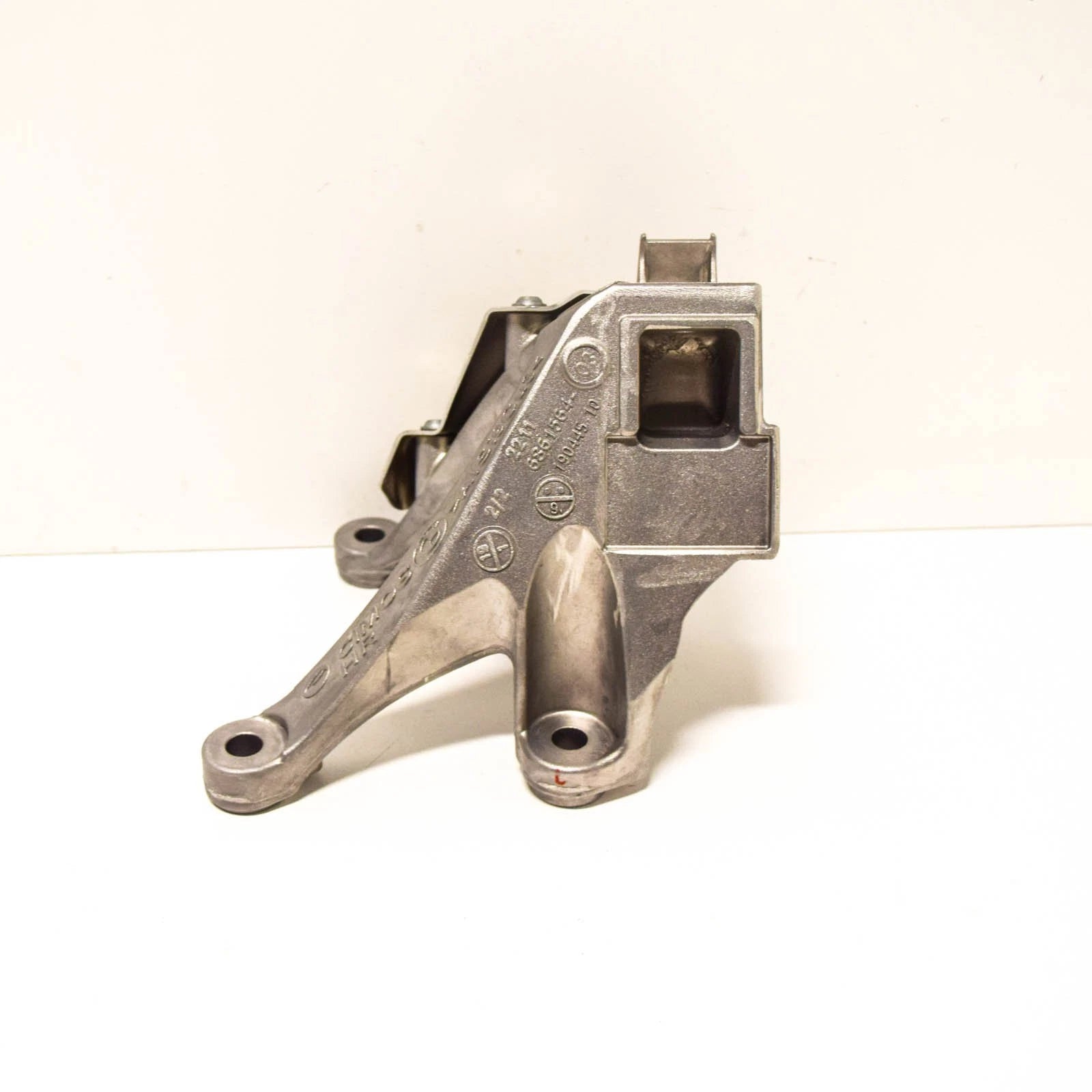 NEW BMW 5 G30 RIGHT SIDE ENGINE BRACKET 22116861564 6861564 ORIGINAL