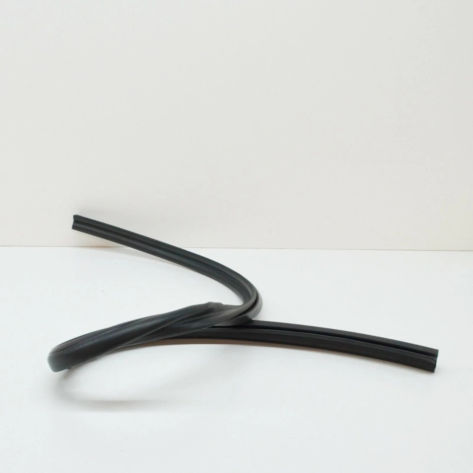 NEW VOLKSWAGEN JETTA A5 REAR HOOD SEAL 1K0823723C