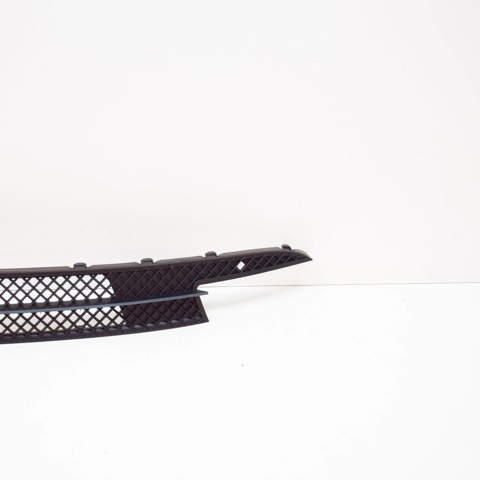 NEW BMW 1 E87 FRONT BUMPER LOWER CENTER GRILLE 51117182367 7182367 2010 ORIGINAL