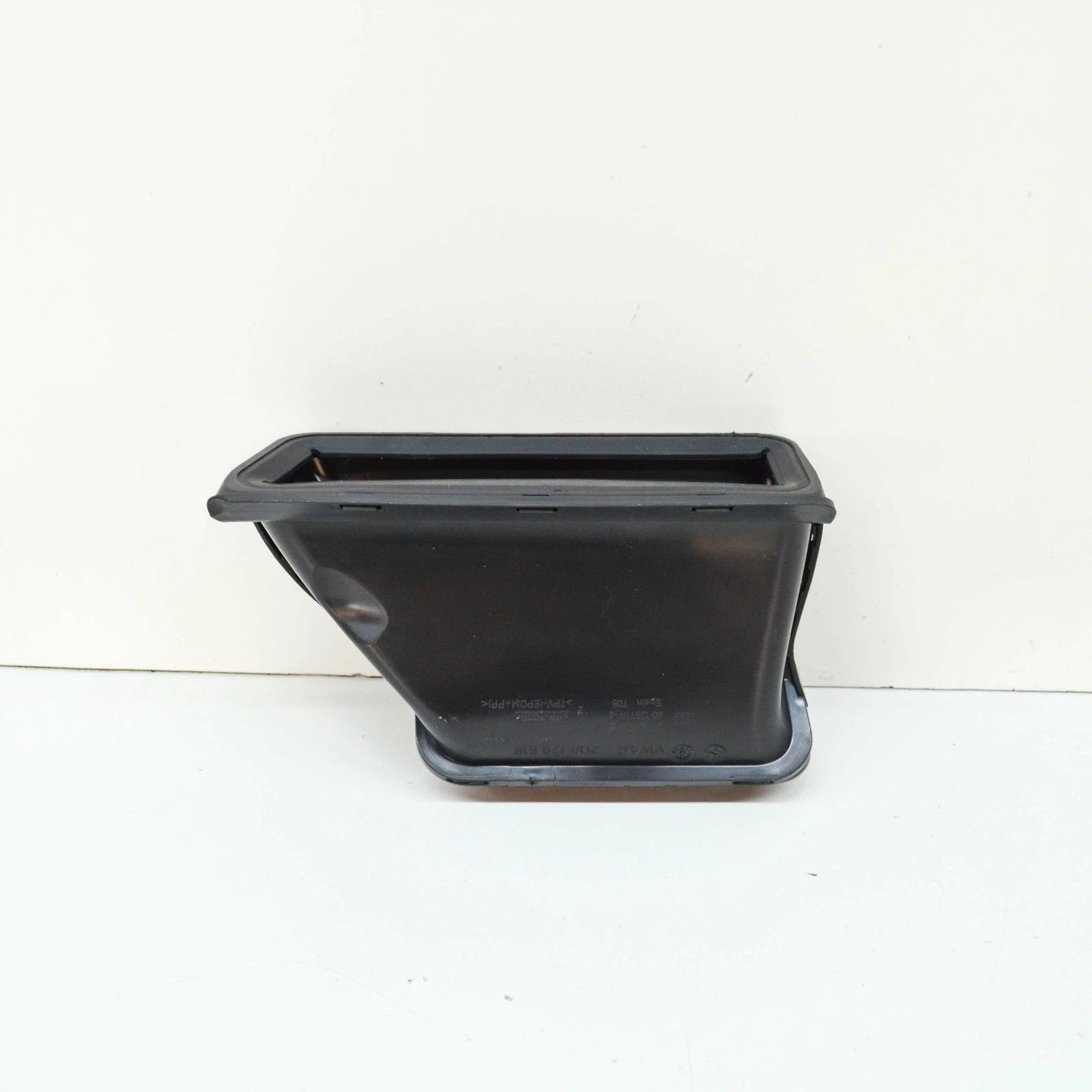 NEW VOLKSWAGEN POLO AW AIR INTAKE DUCT GUIDE 2Q0129618 ORIGINAL