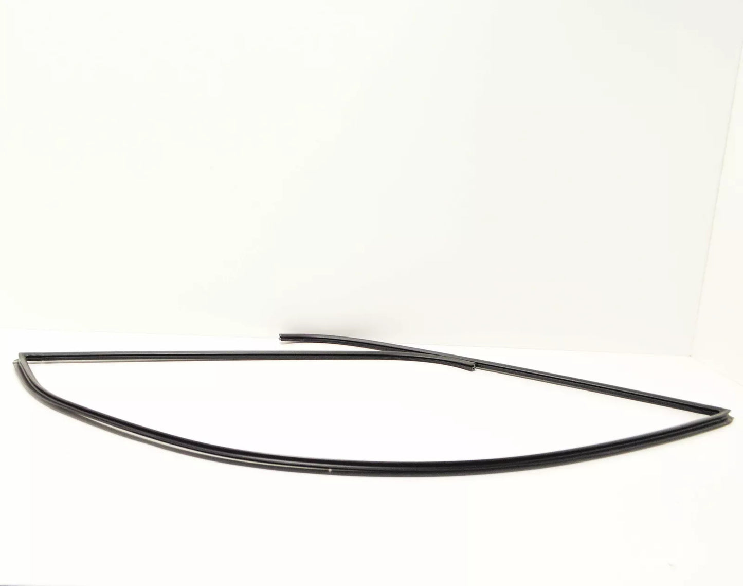 NEW BMW 5 E60 REAR UPPER WINDSCREEN SEAL 51317027916 7027916 ORIGINAL