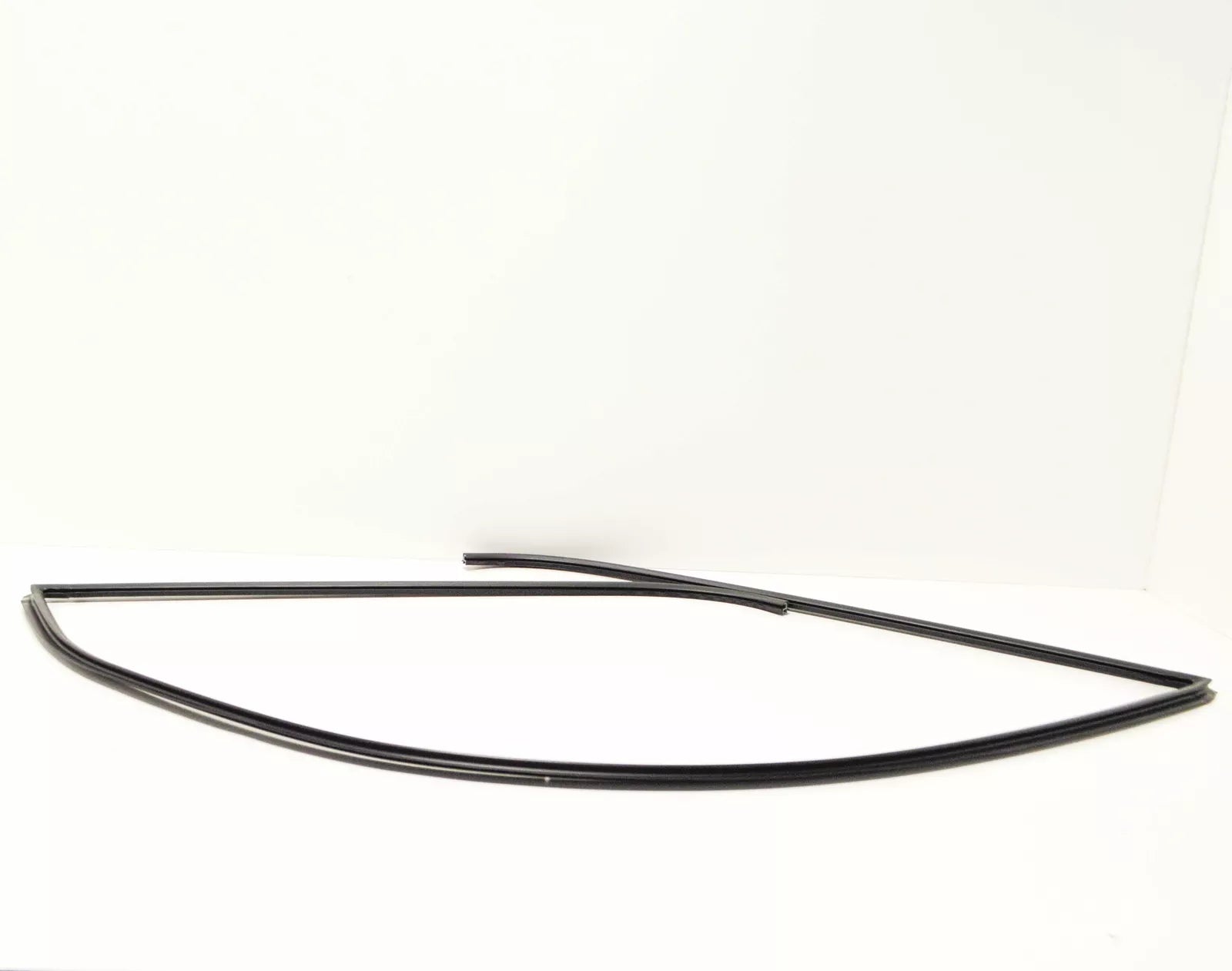 NEW BMW 5 E60 REAR UPPER WINDSCREEN SEAL 51317027916 7027916 ORIGINAL