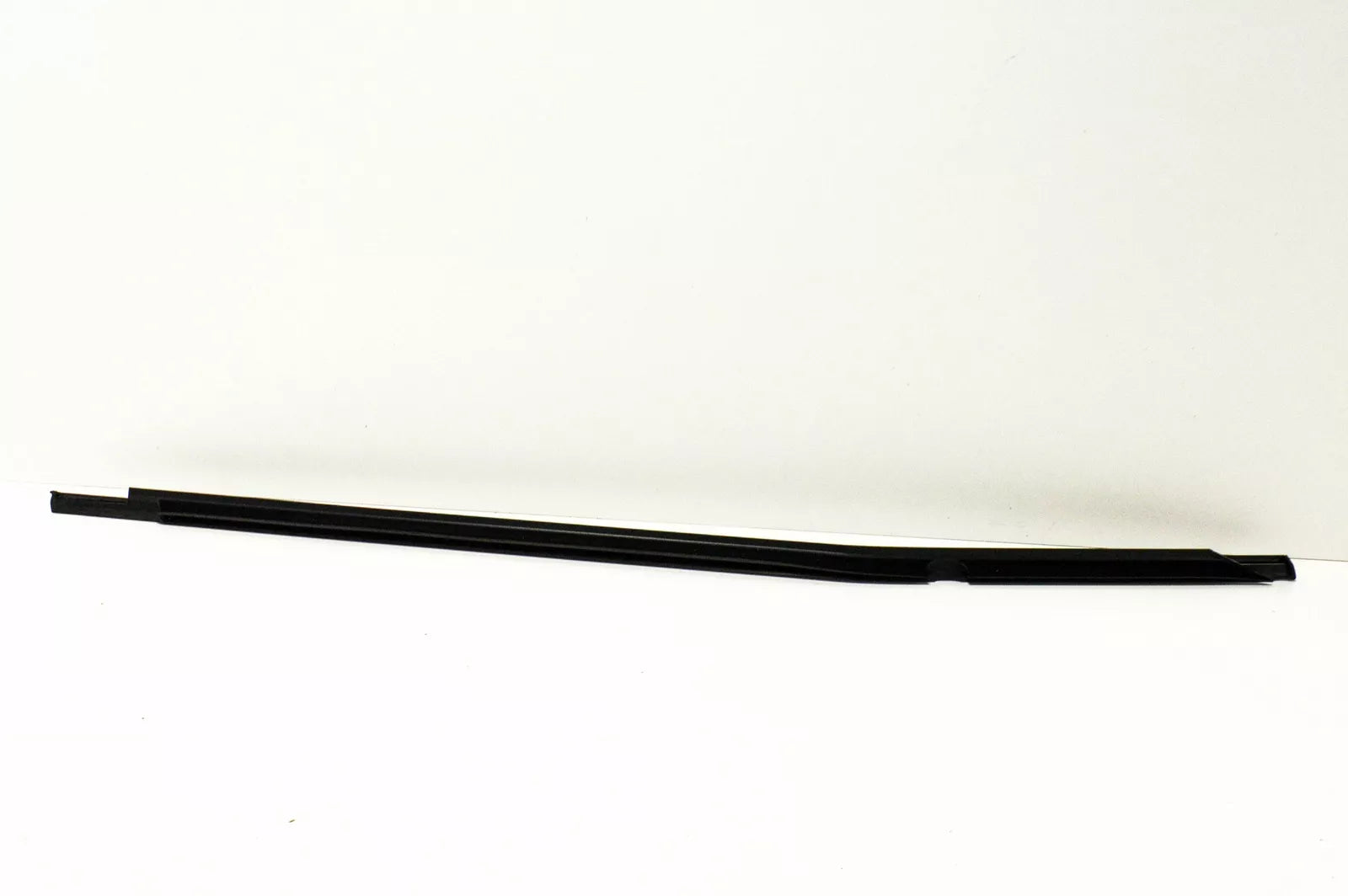 NEW VOLKSWAGEN GOLF MK6 REAR LEFT WINDOW APERTURE SEAL 5K6839477D5AP