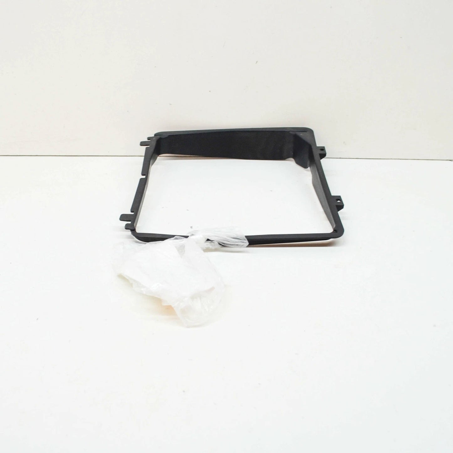 NEW BMW M5 F10 RIGHT RADIATOR AIR DUCT SUPPORT FRAME 51748050064 ORIGINAL