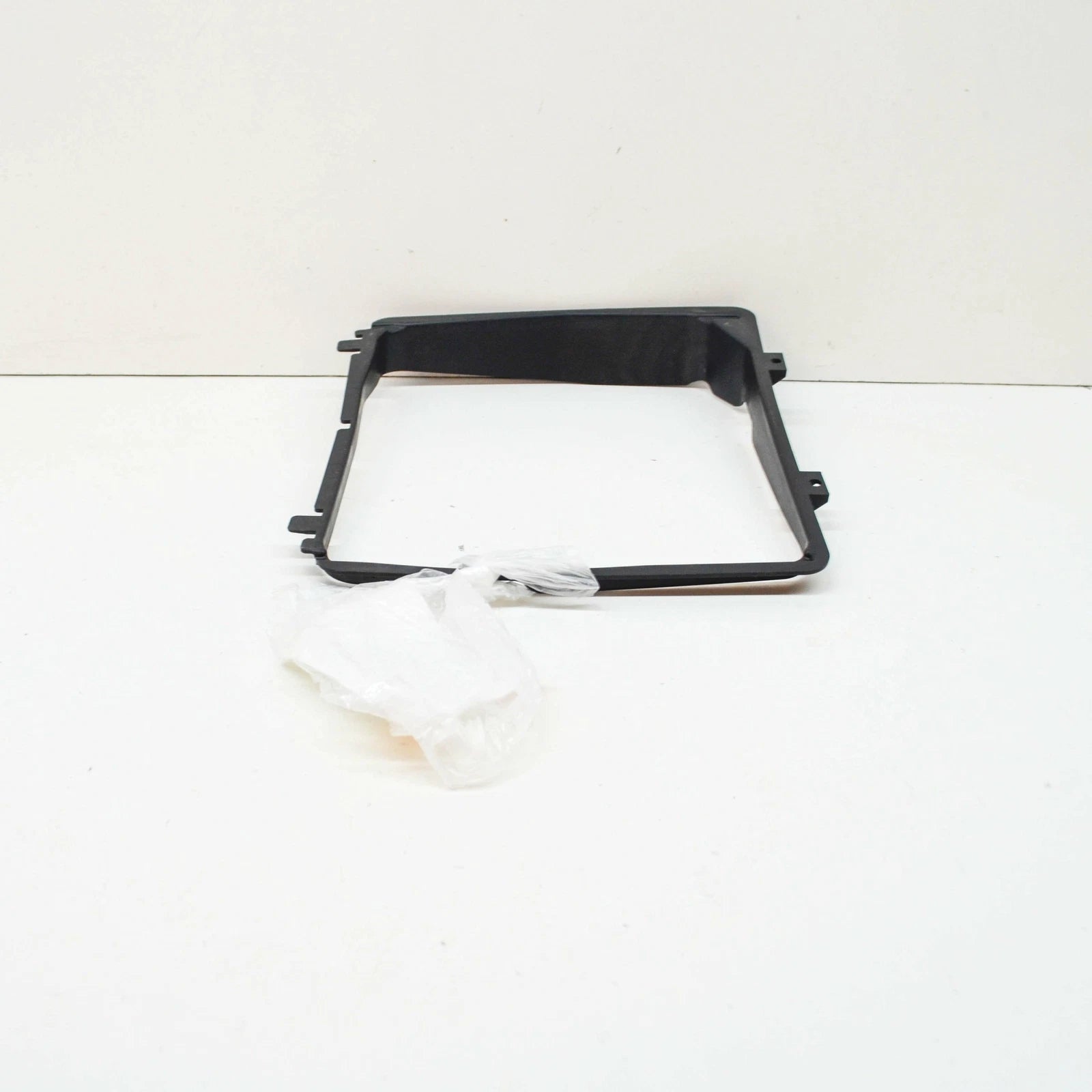 NEW BMW M5 F10 RIGHT RADIATOR AIR DUCT SUPPORT FRAME 51748050064 ORIGINAL