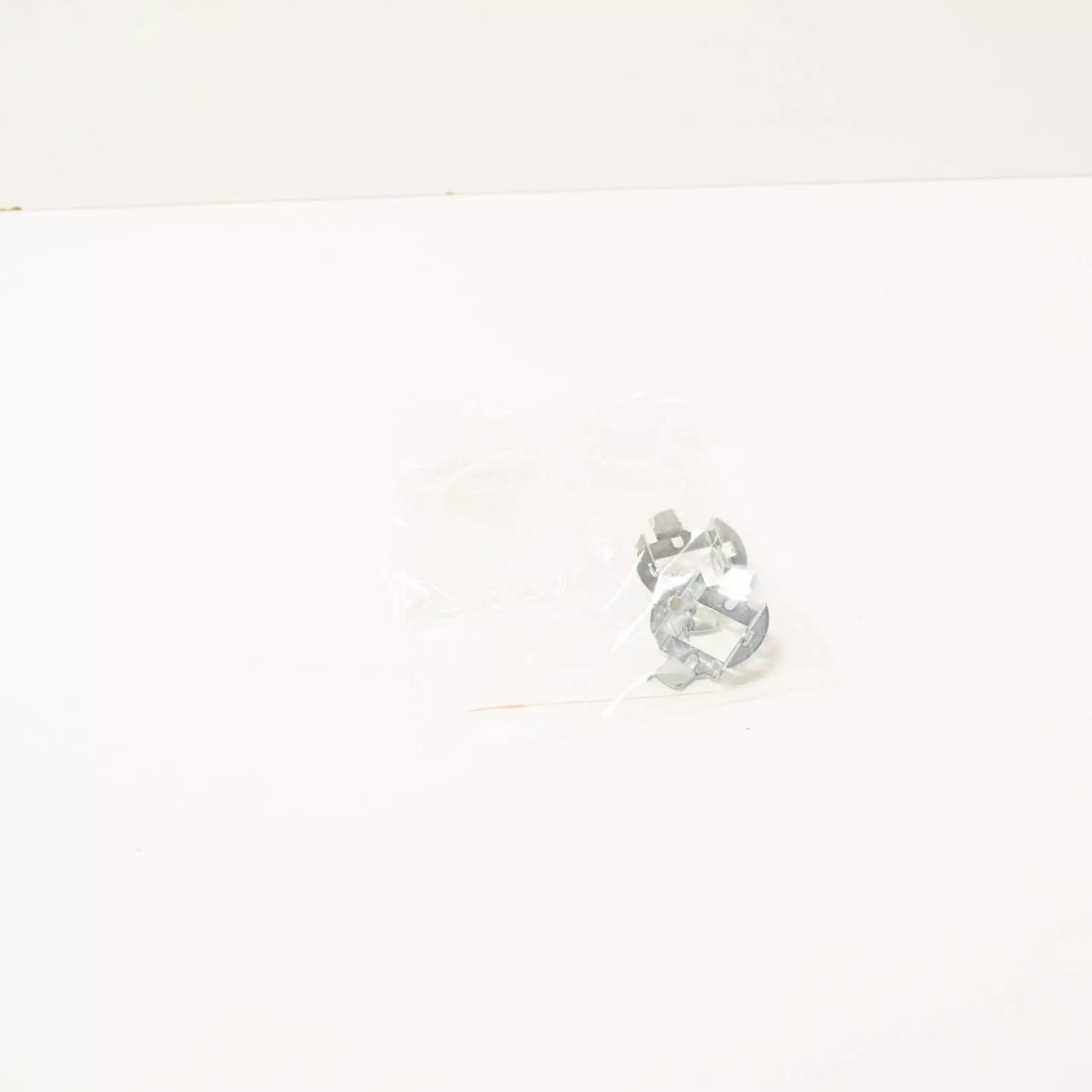 NEW BMW 5 E60 HEADLIGHT BULB RETAINING BRACKETS FOR H7 BULB X2 63117175336