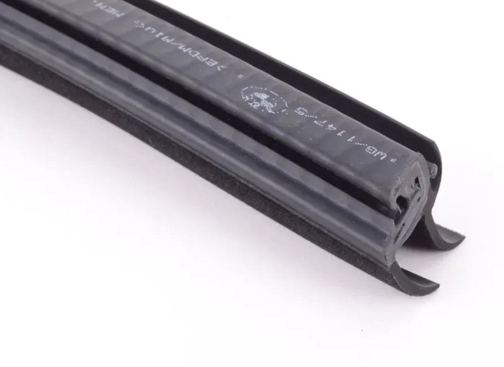 NEW BMW Z4 E89 REAR RIGHT INNER CHANNEL SEALING 51377046124 7046124 ORIGINAL