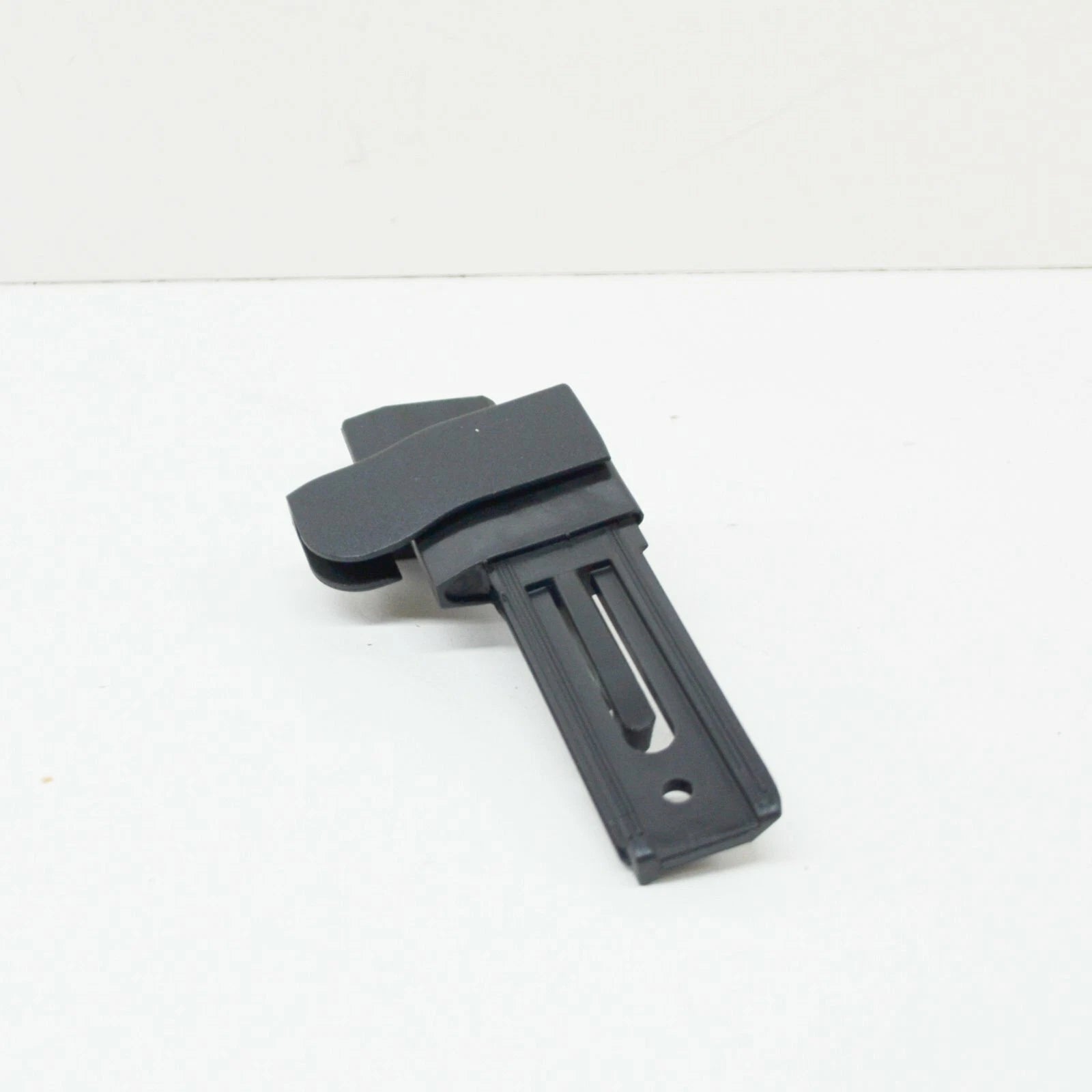 NEW VW PASSAT VARIANT B8 LUGGAGE COVER BLIND LEFT FITTING HOOK 3G9867899