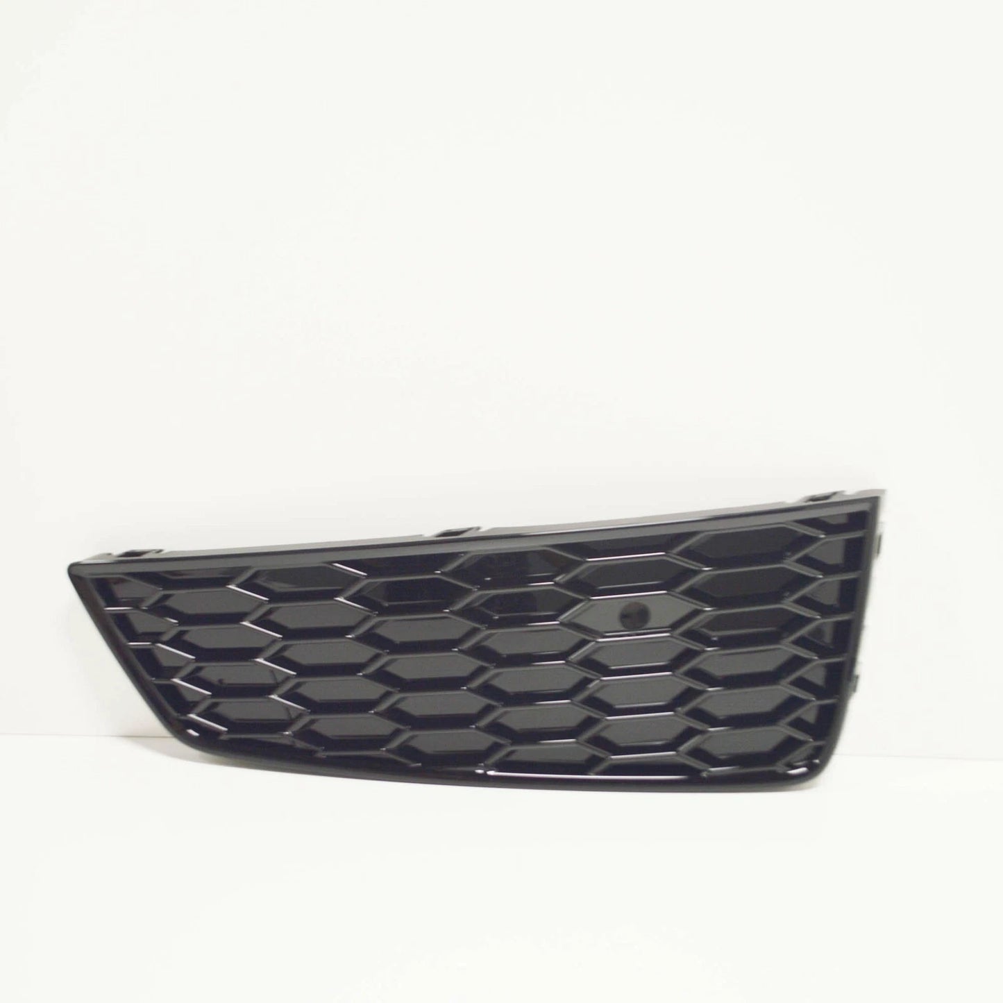 NEW AUDI Q3 8U FRONT BUMPER RIGHT SIDE GRILLE 8U0807682TT94