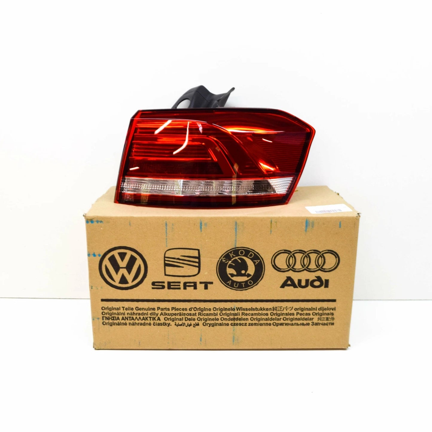 NEW VOLKSWAGEN PASSAT B8 REAR RIGHT TAILLIGHT LAMP 3G9945096D ORIGINAL