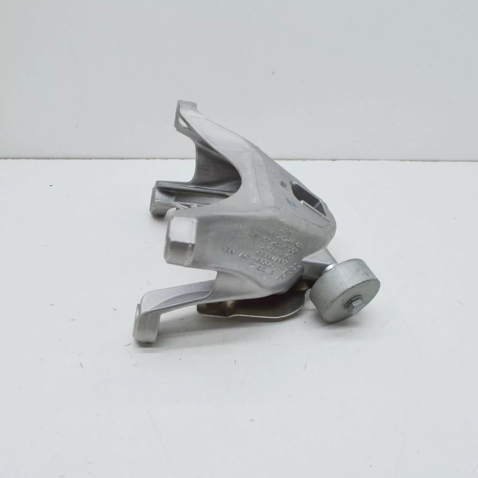 NEW BMW 4 COUPE G22 ENGINE RIGHT SIDE BRACKET 22119470132 ORIGINAL
