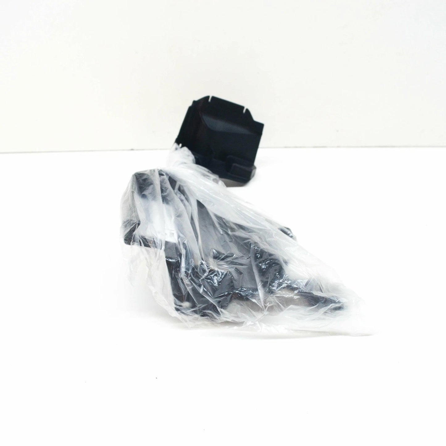 NEW BMW M5 F90 M RIGHT BOTTOM RADIATOR AIR DUCT 51748070330 ORIGINAL