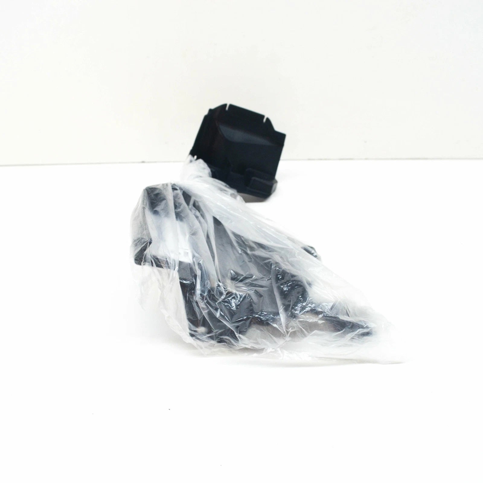 NEW BMW M5 F90 M RIGHT BOTTOM RADIATOR AIR DUCT 51748070330 ORIGINAL