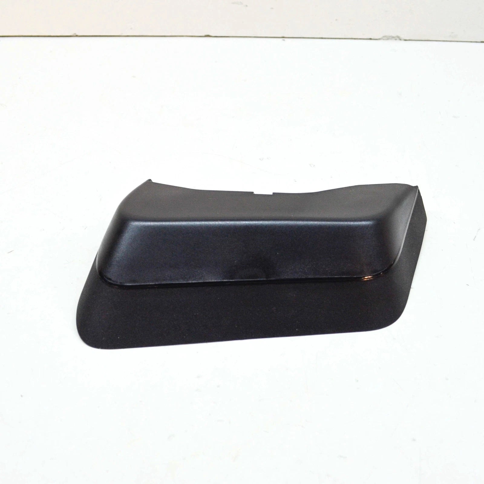 NEW AUDI Q8 REAR LEFT TAILLIGHT COVER TRIM ON LIFTGATE 4M8945255 ORIGINAL