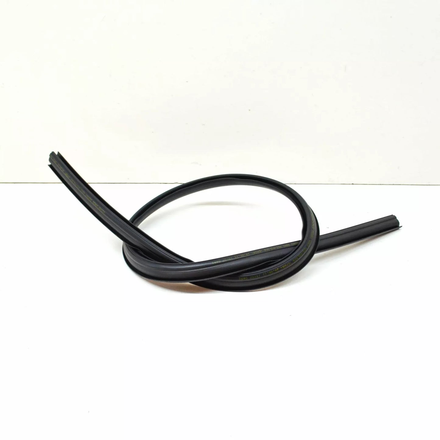 NEW MERCEDES-BENZ GLK X204 FRONT WINDSHIELD TOP SEAL A2046710420 ORIGINAL