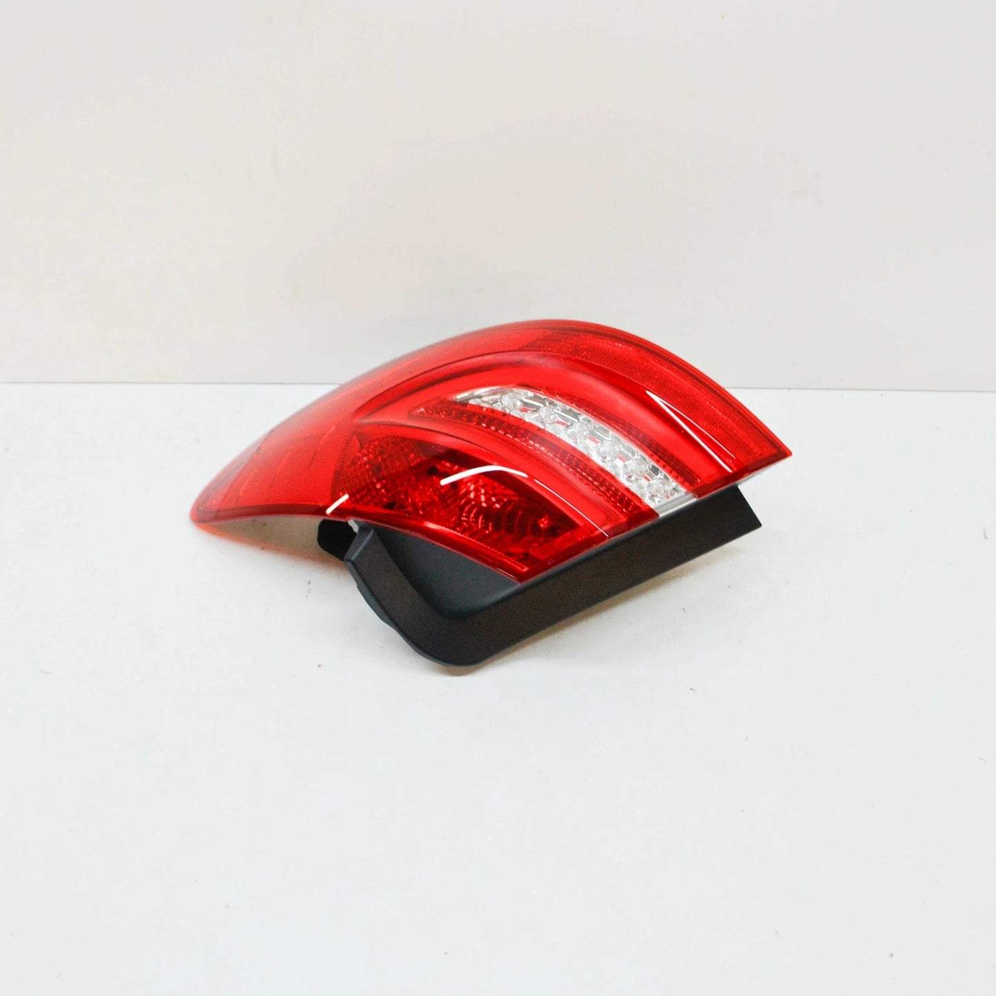 NEW MERCEDES-BENZ B-CLASS W246 REAR RIGHT TAIL LIGHT A2468200664