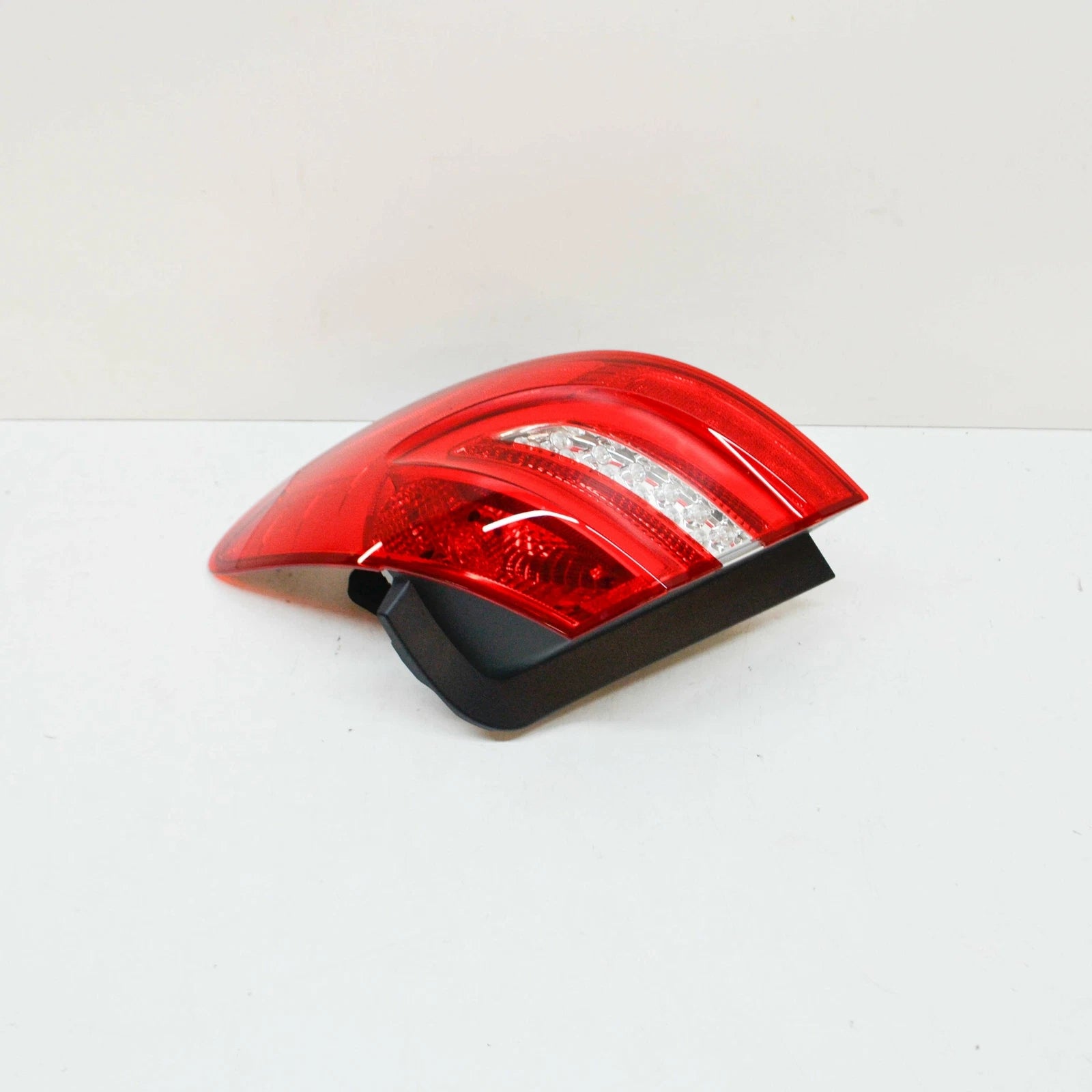 NEW MERCEDES-BENZ B-CLASS W246 REAR RIGHT TAIL LIGHT A2468200664