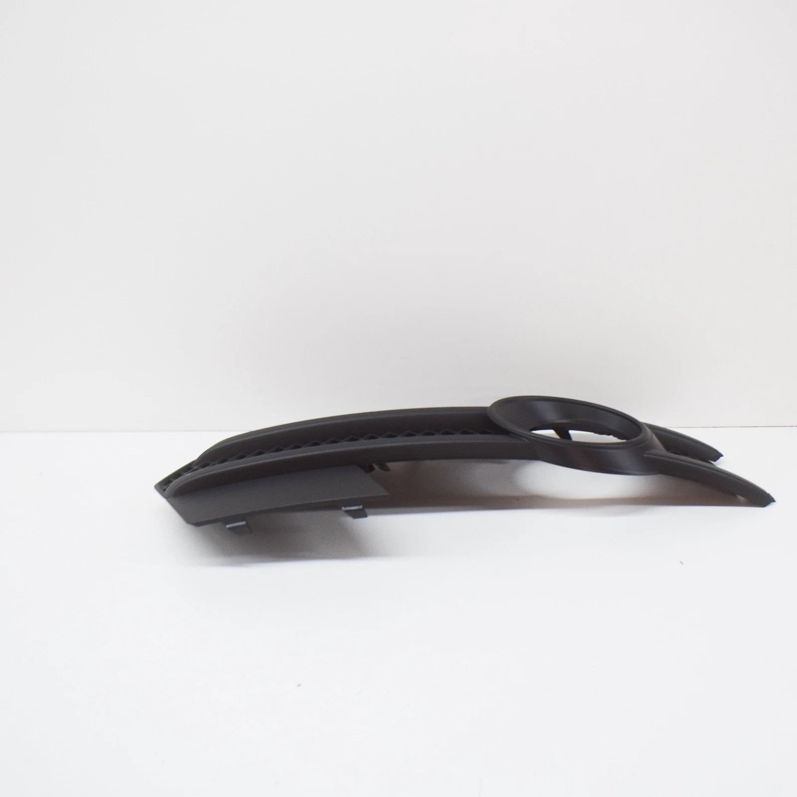 NEW AUDI Q3 8U FRONT BUMPER RIGHT FOG GRILLE  8U0807682ASP9