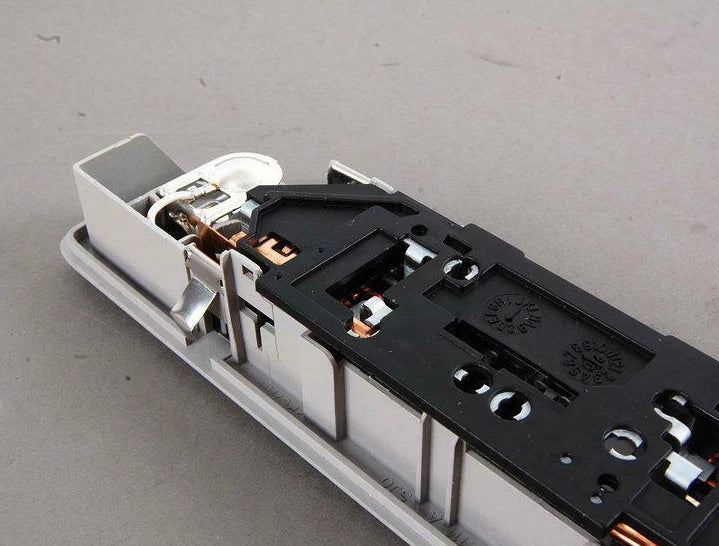 NEW AUDI A3 8P REAR INTERIOR AND READING LIGHT 8E0947111A9NQ ORIGINAL