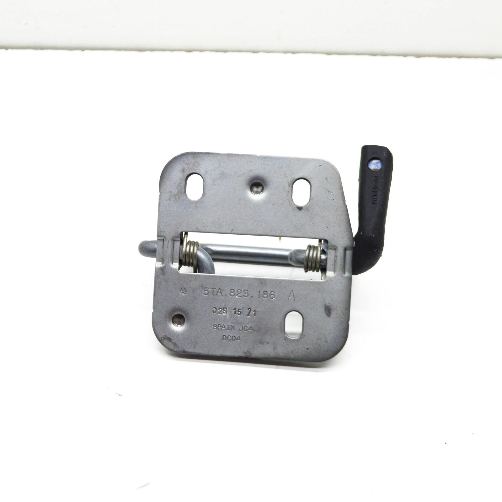 NEW VW TOURAN 5TN FRONT BONNET HOOD LATCH STRIKER PLATE 5TA823186A ORIGINAL