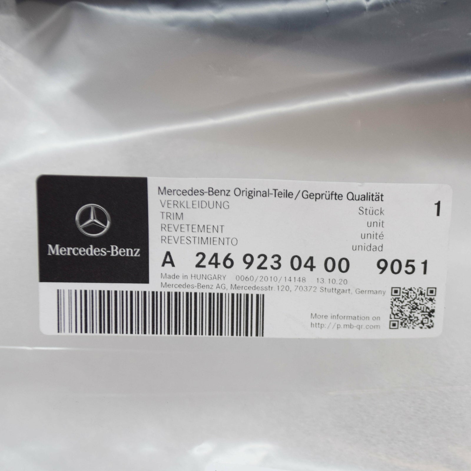 NEW MERCEDES BENZ GLA X156 REAR SEAT ARMREST COVER A2469230400 9051 ORIGINAL