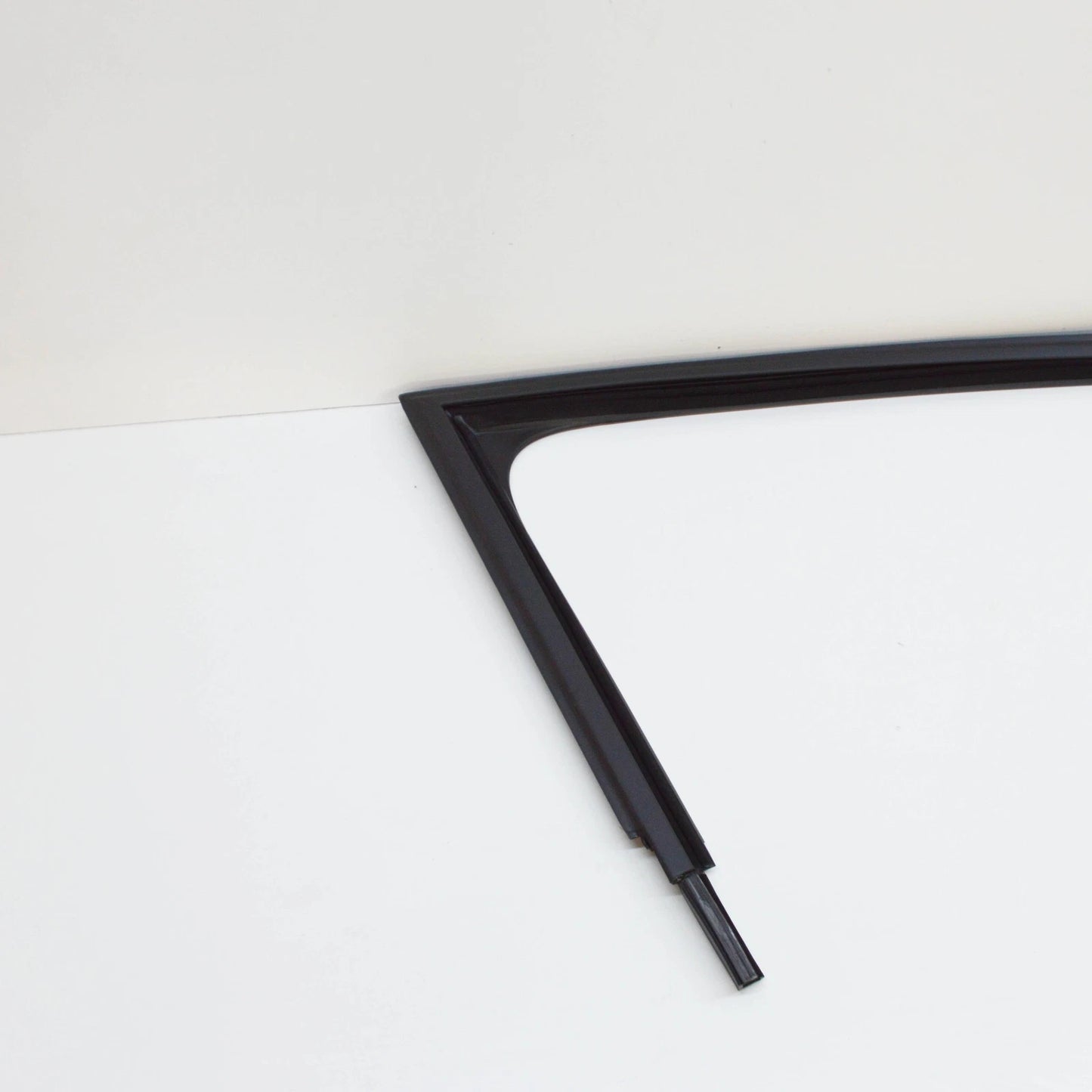 NEW VOLKSWAGEN JETTA A6 FRONT RIGHT WINDOW GUIDE 5C68374325AP ORIGINAL