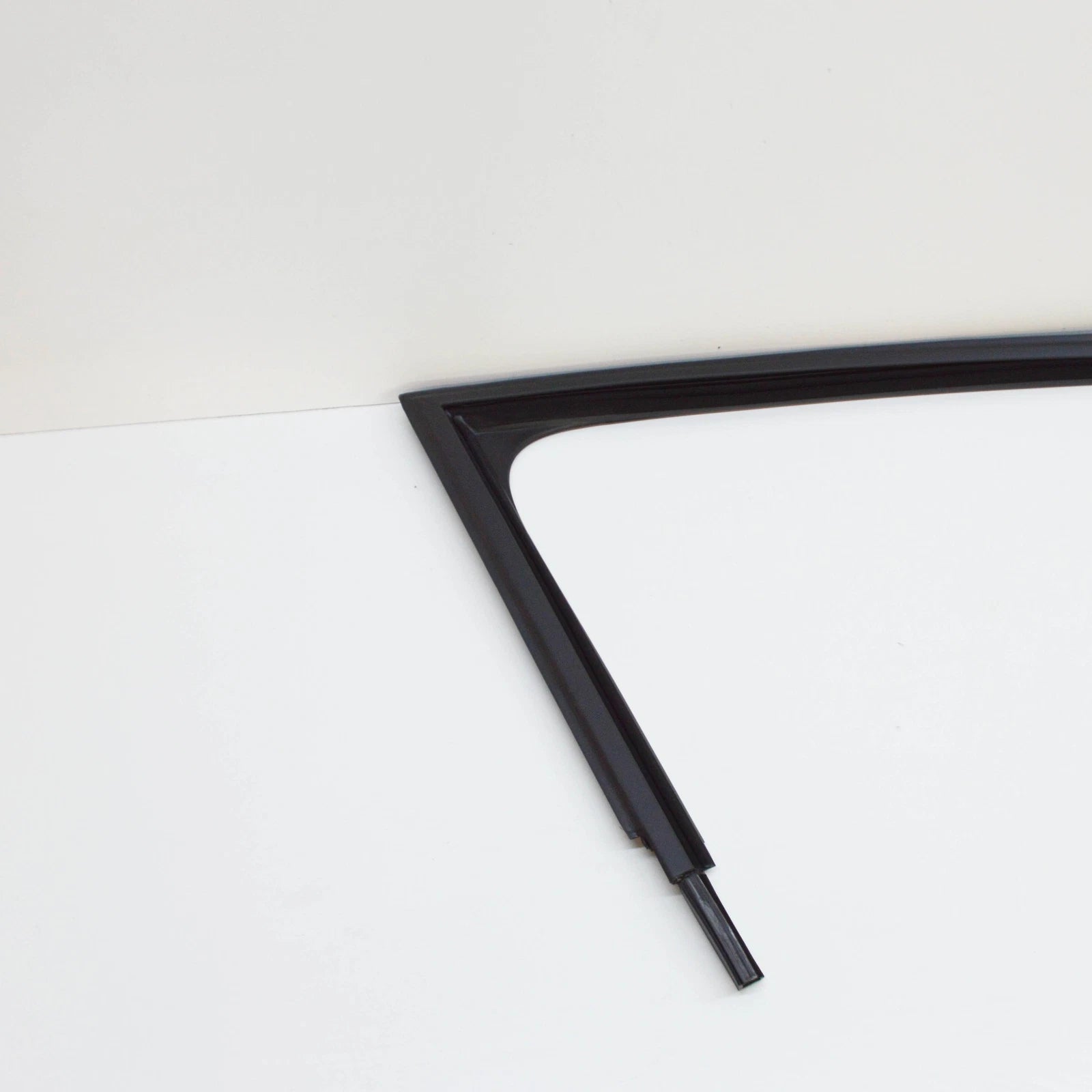 NEW VOLKSWAGEN JETTA A6 FRONT RIGHT WINDOW GUIDE 5C68374325AP ORIGINAL