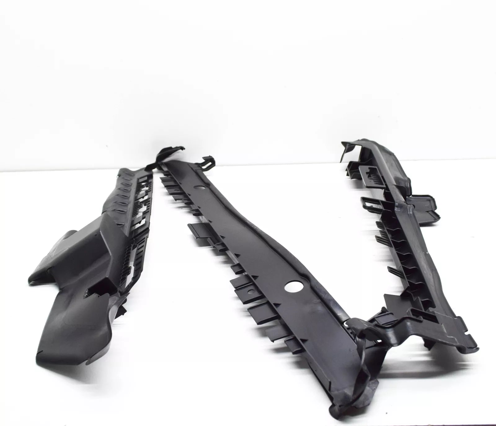 NEW MERCEDES-BENZ EQC RADIATOR AIR DUCT SEGMENT A2935050100 ORIGINAL