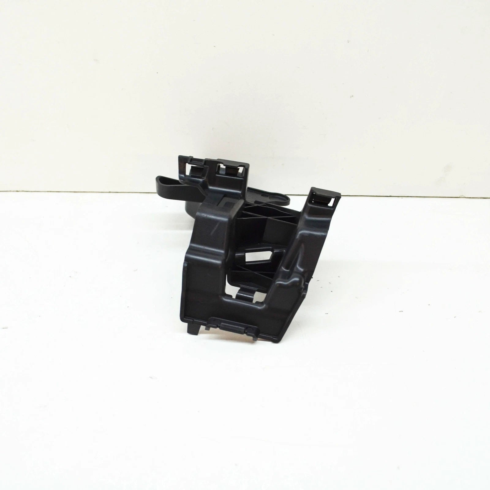 NEW MERCEDES-BENZ C W205 REAR LEFT BUMPER BRACKET A2058850314