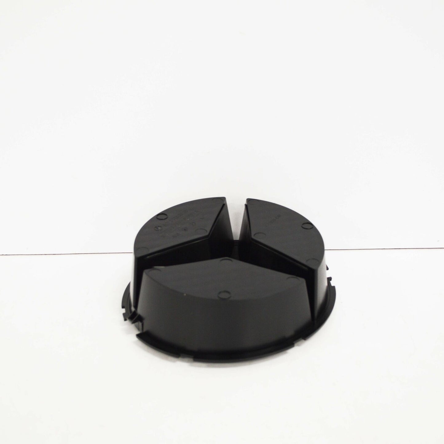 NEW MERCEDES BENZ CLS C218 FRONT GRILLE BADGE A2188880060 ORIGINAL