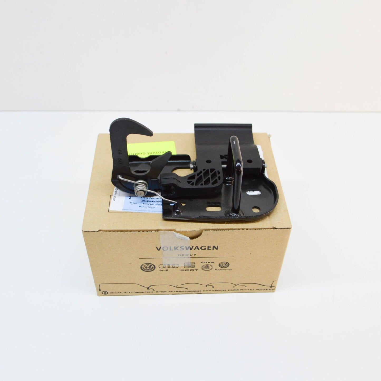 NEW VOLKSWAGEN PASSAT CC ENGINE HOOD CATCH HOOK 3C8823480A ORIGINAL