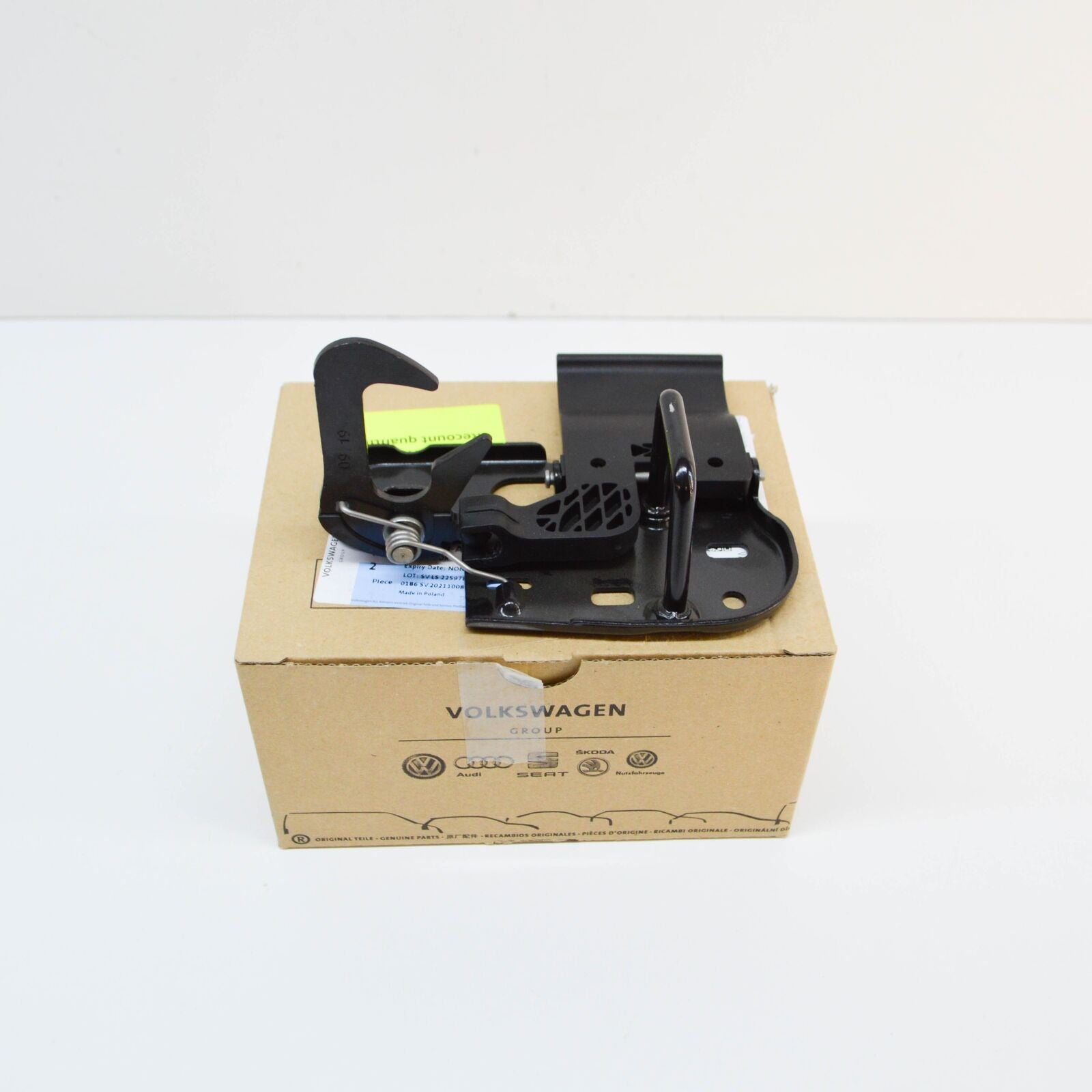 NEW VOLKSWAGEN PASSAT CC ENGINE HOOD CATCH HOOK 3C8823480A ORIGINAL