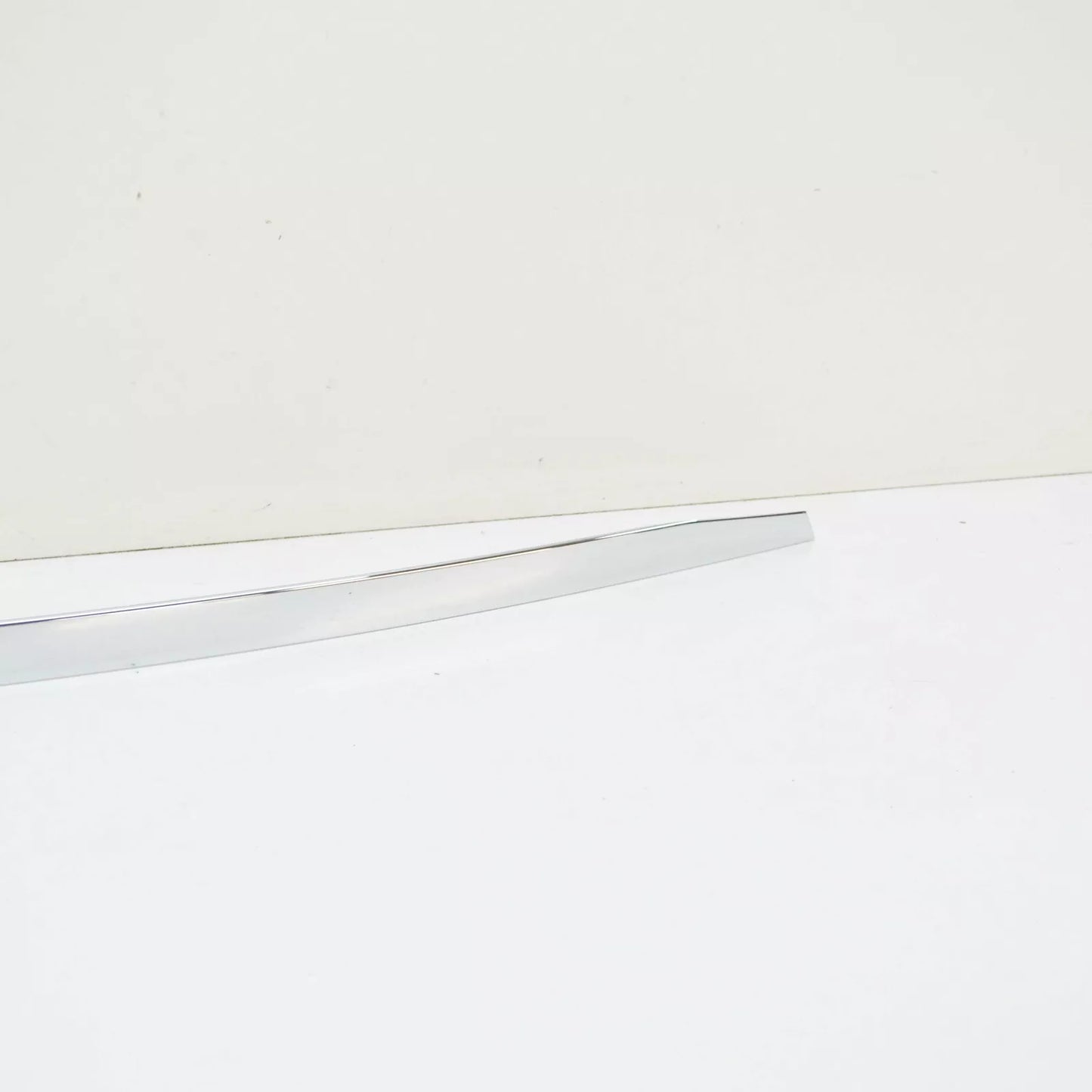 NEW MERCEDES-BENZ E-CLASS W212 REAR TRUNK LID TRIM MOULDING A2127430382