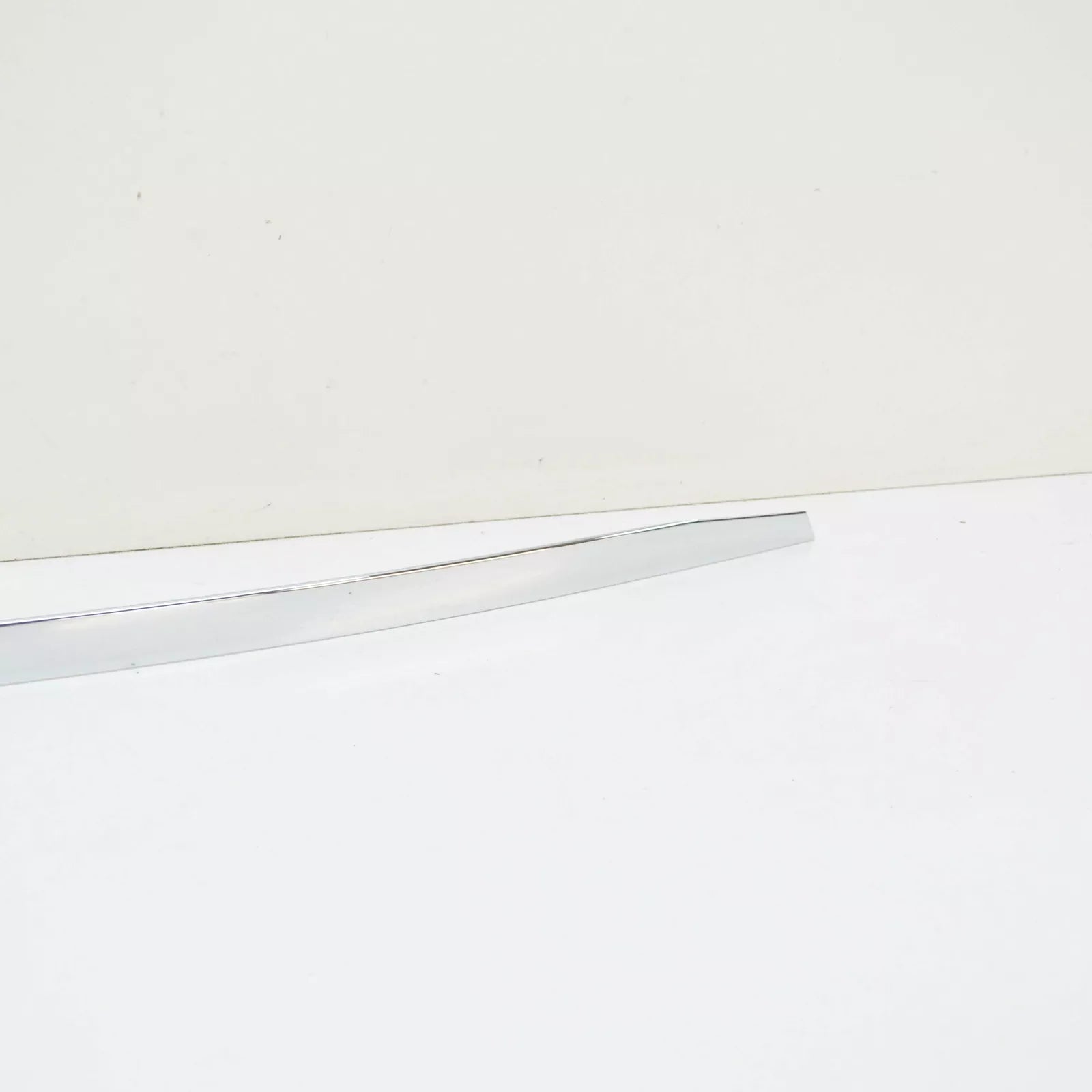 NEW MERCEDES-BENZ E-CLASS W212 REAR TRUNK LID TRIM MOULDING A2127430382