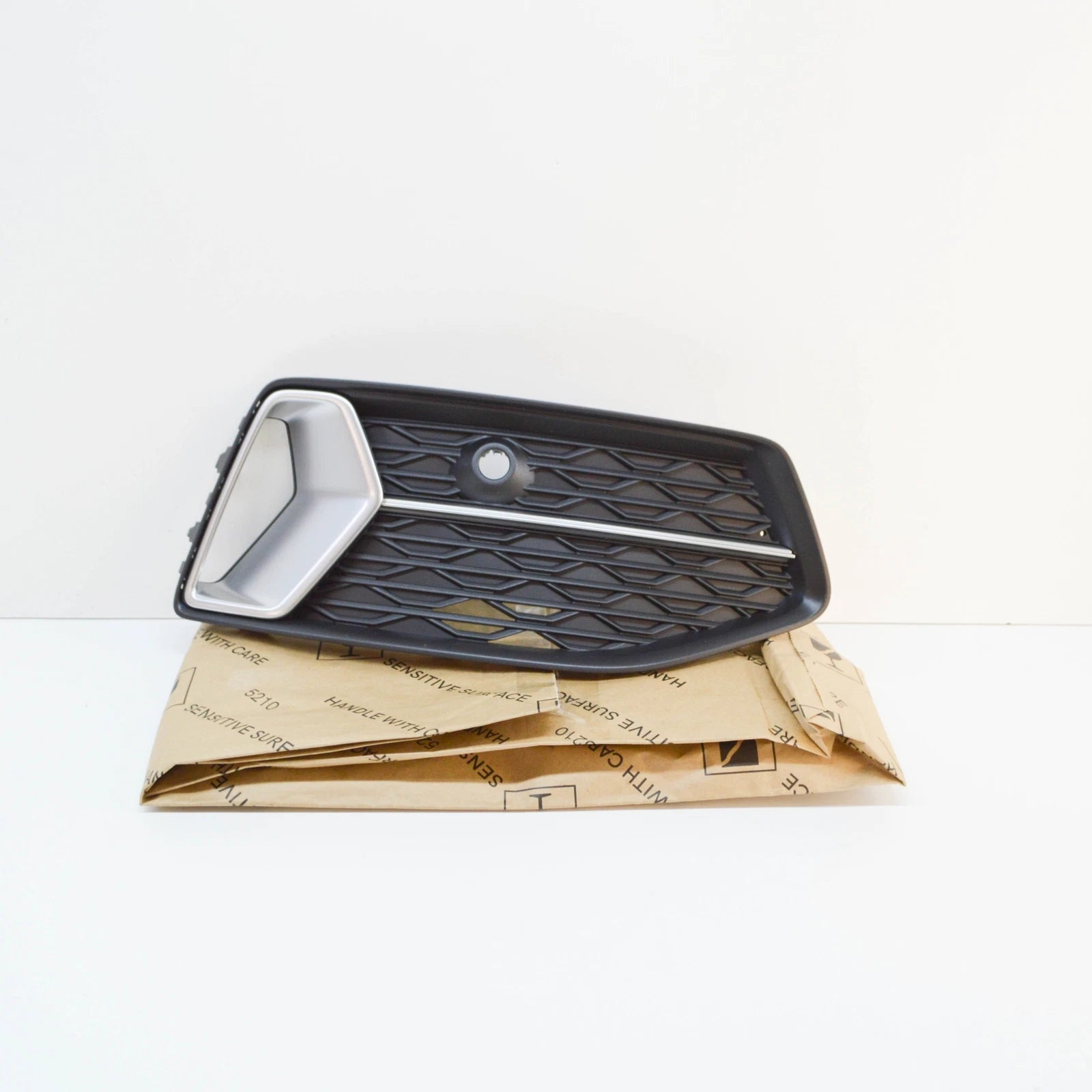 NEW AUDI A6 C8 FRONT RIGHT BUMPER AIR GUIDE GRILLE 4K0807648D3HB