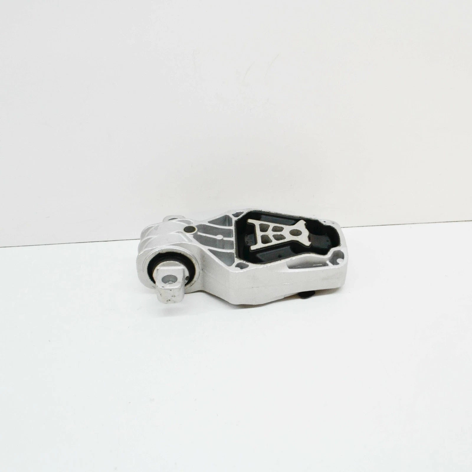 NEW MERCEDES-BENZ CLA C117 ENGINE REAR PENDULAR SUPPORT A2462401209