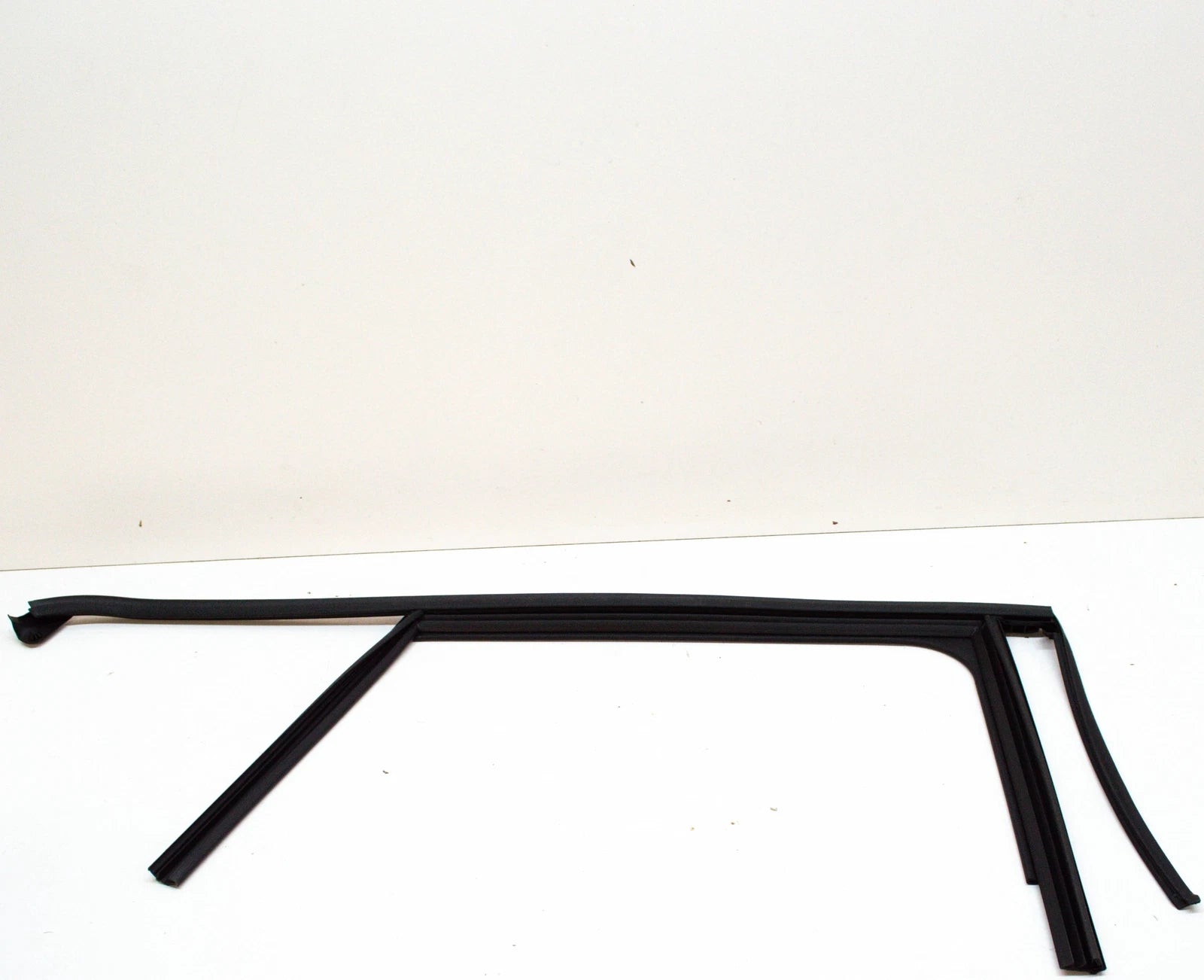 NEW MERCEDES-BENZ A W176 REAR RIGHT DOOR WINDOW GUIDE RAIL A1767351200